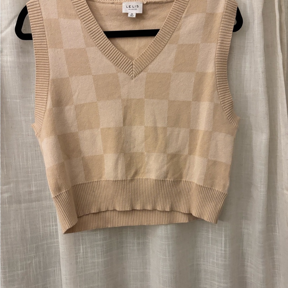 Le Lis Cream Crop Top Elegant and Versatile